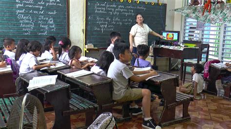 Pagtuturo ng Pagiging Responsable at Makatao sa Paaralan .